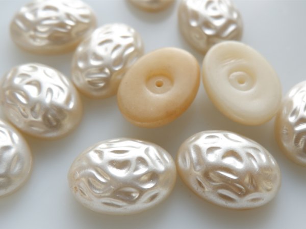 画像2: ジャパンヴィンテージ　プラスチック製バロックパールカボション　25×18ミリ　2個 (2)