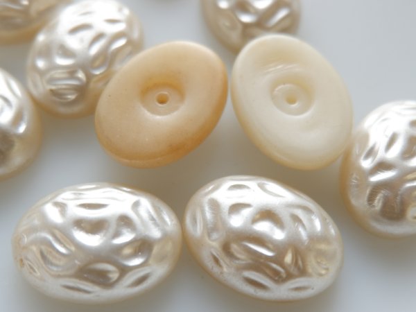 画像1: ジャパンヴィンテージ　プラスチック製バロックパールカボション　25×18ミリ　2個 (1)