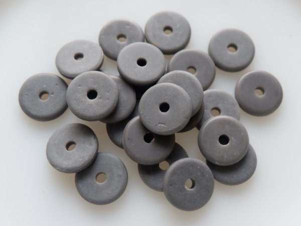 画像3: アフリカントレードビーズ　ディスク15〜16ミリ【グレー】10個 (3)