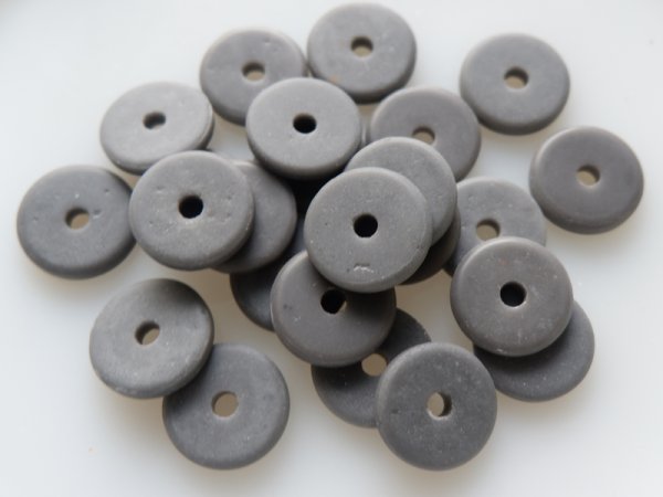 画像1: アフリカントレードビーズ　ディスク15〜16ミリ【グレー】10個 (1)