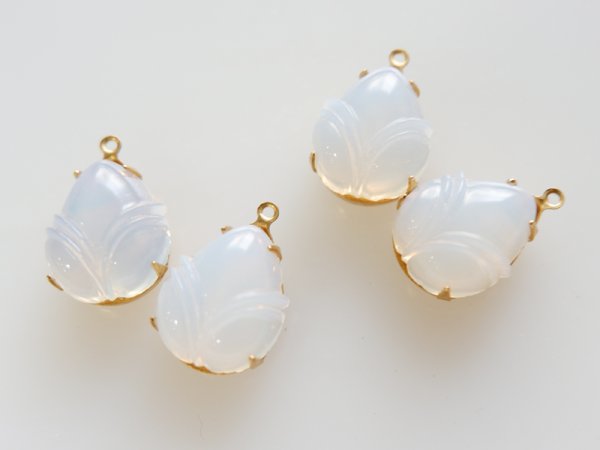 画像2: ドイツヴィンテージ　ガラスカボションチャーム【バド・乳白】2個 (2)