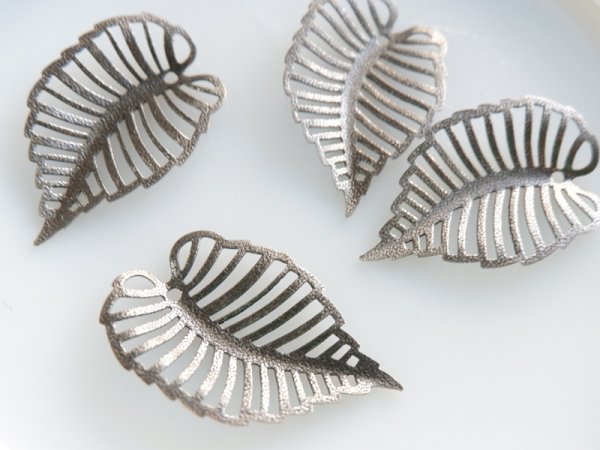 画像2: ミリアムハスケル・デッドストック【銀古美色　テクスチャー・ラージ・フィリグリーリーフ　47ミリ】1個 (2)