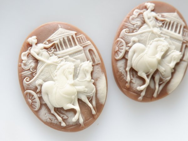 画像2: ヴィンテージ　特大カメオ54×42ミリ【ブラウン・レディ＆馬車】　1個 (2)
