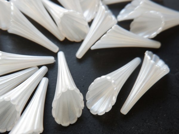 画像3: お取り置きK様 ドイツヴィンテージ ルーサイト系ビーズ【コーン・パール30ミリ】2個 ブライダルにも (3)