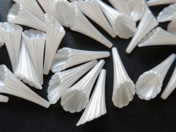 画像2: お取り置きK様 ドイツヴィンテージ ルーサイト系ビーズ【コーン・パール30ミリ】2個 ブライダルにも (2)