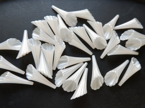 画像4: お取り置きK様 ドイツヴィンテージ ルーサイト系ビーズ【コーン・パール30ミリ】2個 ブライダルにも (4)