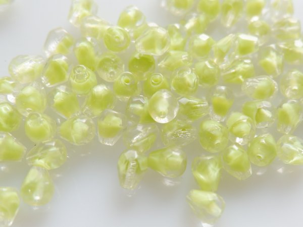 画像3: ドイツヴィンテージ・ガラスビーズ【ギブレ・しずく型　ライム】約50粒 (3)