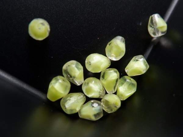 画像2: ドイツヴィンテージ・ガラスビーズ【ギブレ・しずく型　ライム】約50粒 (2)