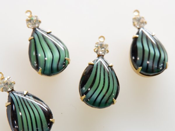 画像3: ドイツヴィンテージ・ラインストーン・チャーム【ダブル　グリーンストライプ】18×13ミリ　2個 (3)