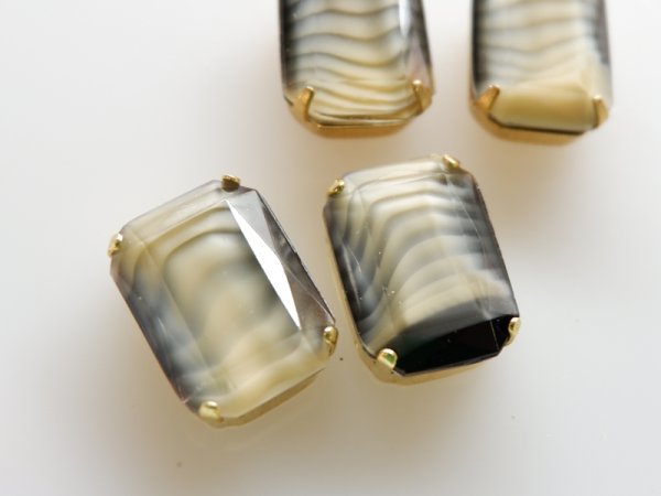 画像1: ドイツヴィンテージ　ガラスカボション縫い付け用セッティング付【オクタゴン　ベージュ×ブラックストライプ】18×13mm (1)