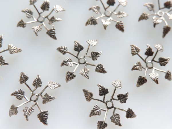 画像3: ミリアムハスケル　ヴィンテージUSA真鍮製 銀古美色【ビーズキャップにもなるスクエアリーフ】2個 (3)