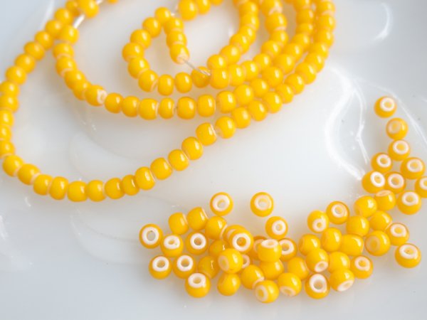 画像3: チェコヴィンテージ・ホワイトハートビーズ　シードビーズ4ミリ（6/0弱）【イエロー】9グラム (3)