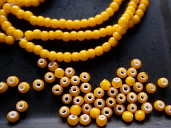 画像2: チェコヴィンテージ・ホワイトハートビーズ　シードビーズ4ミリ（6/0弱）【イエロー】9グラム (2)