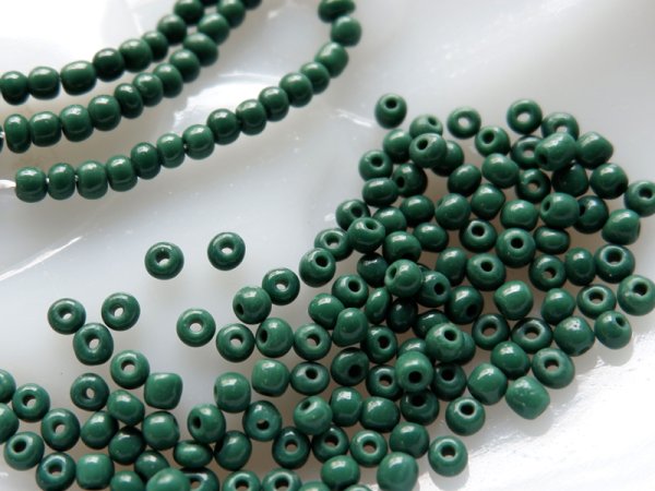 画像3: チェコスロバキア　ヴィンテージ・シードビーズ3.6ミリ（7/0）【ダークグリーン】10グラム (3)