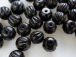 画像2: ヴィンテージのウッドビーズ【ラウンド・ハンドカーブ　ブラック？濃紺？15-18mm】10個 (2)