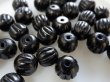 画像1: ヴィンテージのウッドビーズ【ラウンド・ハンドカーブ　ブラック？濃紺？15-18mm】10個 (1)