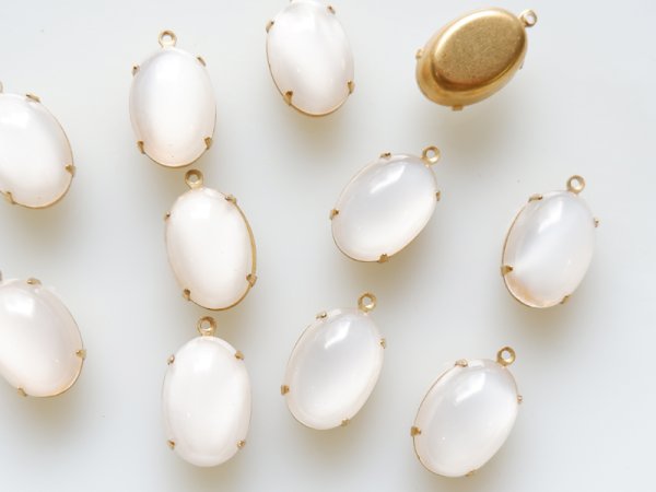 画像4: ドイツヴィンテージ・ガラスカボションチャーム【ホワイト・ムーンストーン調】16×11ミリ　2個　 (4)