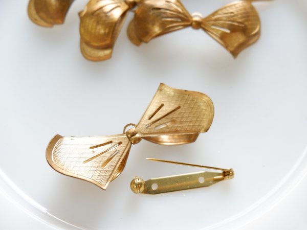 画像2: ヴィンテージアメリカ製 真鍮パーツ【立体リボン・パーツ】1個 (2)