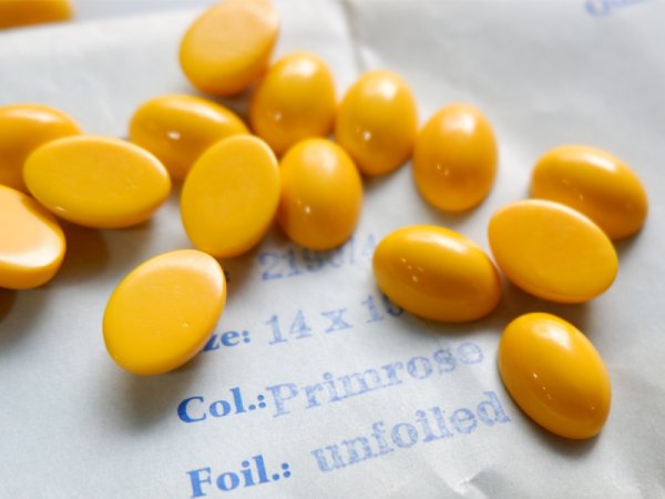 画像3: ヴィンテージスワロフスキー♯2190/4　ガラスカボション【14×10ミリ　プリムローズ】2個　 (3)