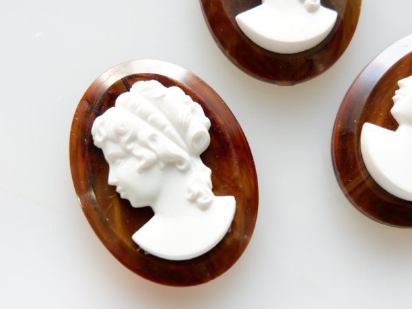 画像2: ドイツ ヴィンテージ　プラスチック製・女性のカメオ【ブラウン40×30ミリ】1個 (2)