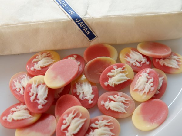 画像2: ジャパンヴィンテージ　カメオ【天使の親子】18×13ミリ　2個 (2)