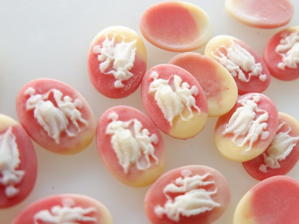 画像1: ジャパンヴィンテージ　カメオ【天使の親子】18×13ミリ　2個 (1)