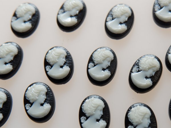 画像1: ドイツヴィンテージ　女性のカメオ　黒白14×10ミリ　2個 (1)