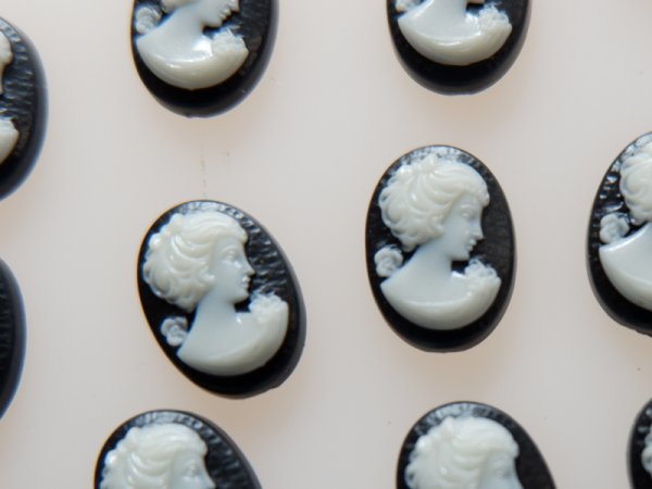 画像2: ドイツヴィンテージ　女性のカメオ　黒白14×10ミリ　2個 (2)