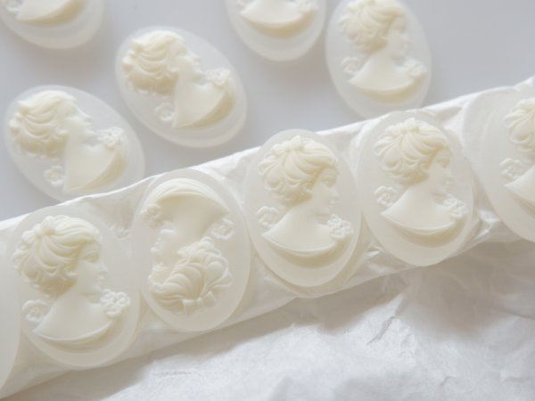 画像3: ドイツヴィンテージ　女性のカメオ　マットホワイト　25×18ミリ　1個 (3)