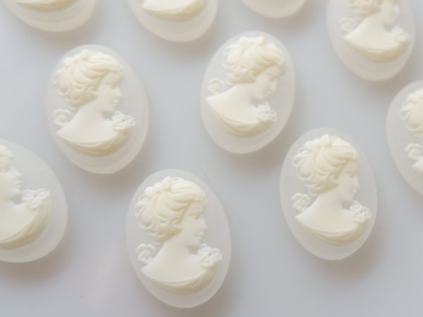 画像2: ドイツヴィンテージ　女性のカメオ　マットホワイト　25×18ミリ　1個 (2)