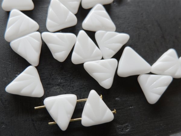 画像2: チェコヴィンテージ・ガラスビーズ【2穴　アールデコ・トライアングル・ホワイト】20個 (2)