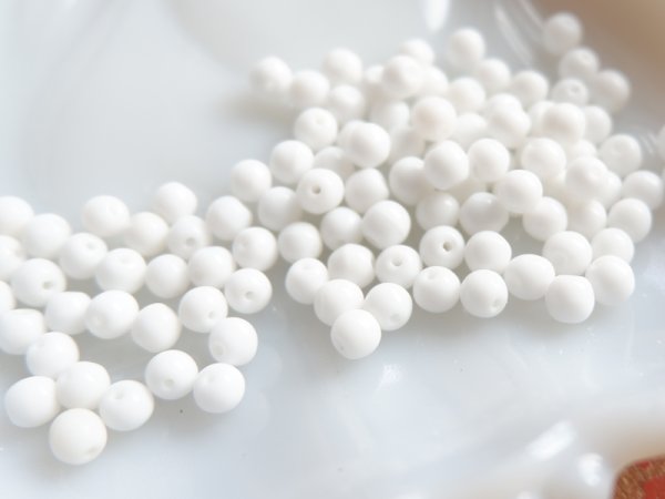 画像3: ドイツヴィンテージ・ガラスビーズ【ホワイトラウンド・5ミリ】100粒 (3)