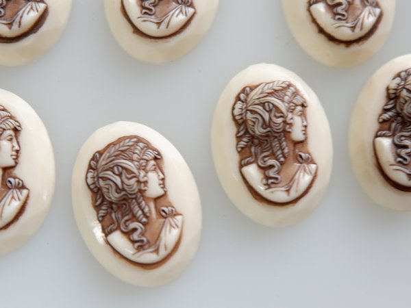 画像1: ドイツヴィンテージ　女性のカメオ　ブラウン　25×18ミリ　2個 (1)