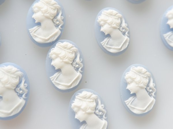 画像2: ヴィンテージ　女性のカメオ　水色　18×13ミリ　2個セット (2)