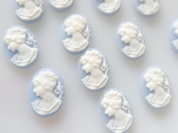 画像1: ヴィンテージ　女性のカメオ　水色　18×13ミリ　2個セット (1)