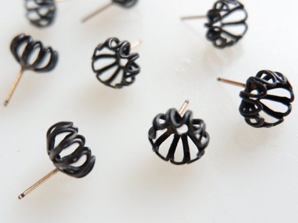 画像2: ミリアムハスケル【フラワー・フィリグリー・ピアス　ブラック】1ペア (2)