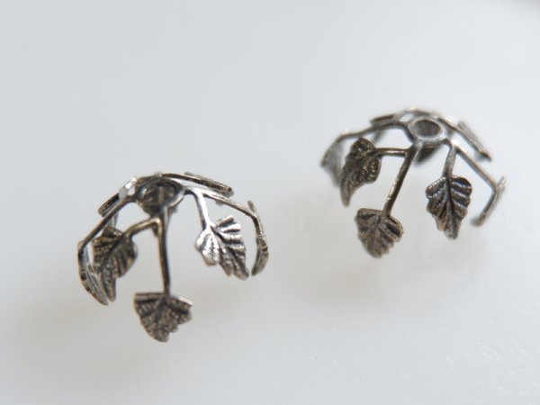 画像4: ミリアムハスケル　ヴィンテージUSA真鍮製 銀古美色【ビーズキャップにもなるスクエアリーフ】2個 (4)