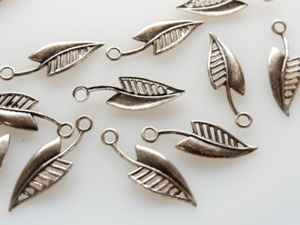 画像2: ミリアムハスケル　ヴィンテージUSA真鍮製 銀古美色【三角リーフ・ハーフフィリグリー左右】4個 (2)