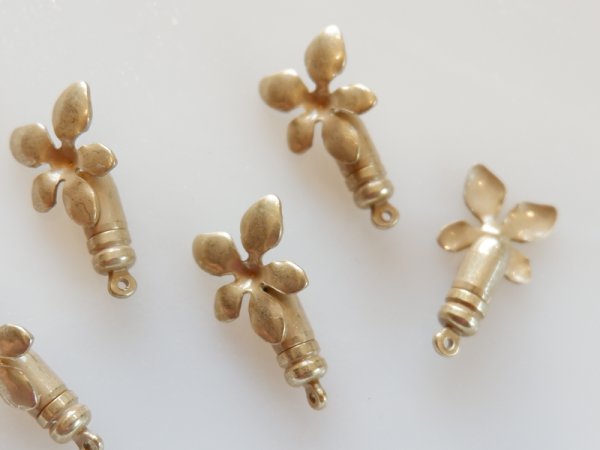 画像2: 当店加工 ミリアムハスケル風フラワーピンキャッチ　1個 (2)