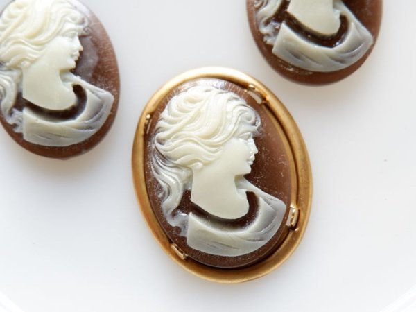 画像3: ジャパンヴィンテージ　女性のカメオ40×30ミリ【パールやストーンのセットできるブラウン】　1個 (3)