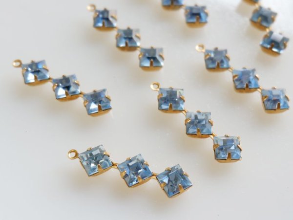 画像2: ヴィンテージスワロフスキー・スクエアラインストーン【ライトサファイア6ミリ】2個　 (2)